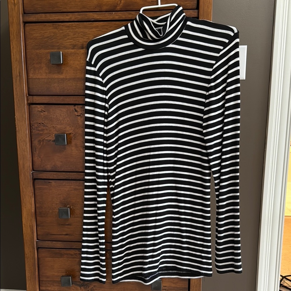 Aritzia Wilfred Black and White Fitted Long Sleeve Tee